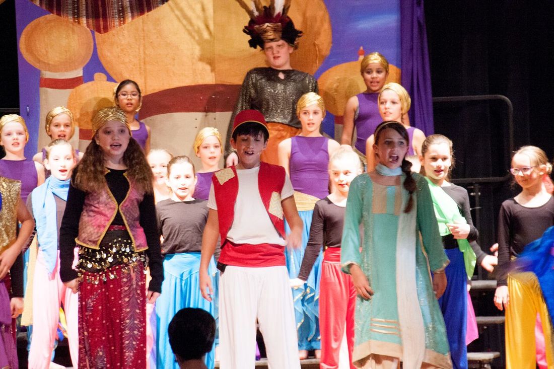 Cast of Aladdin singing.